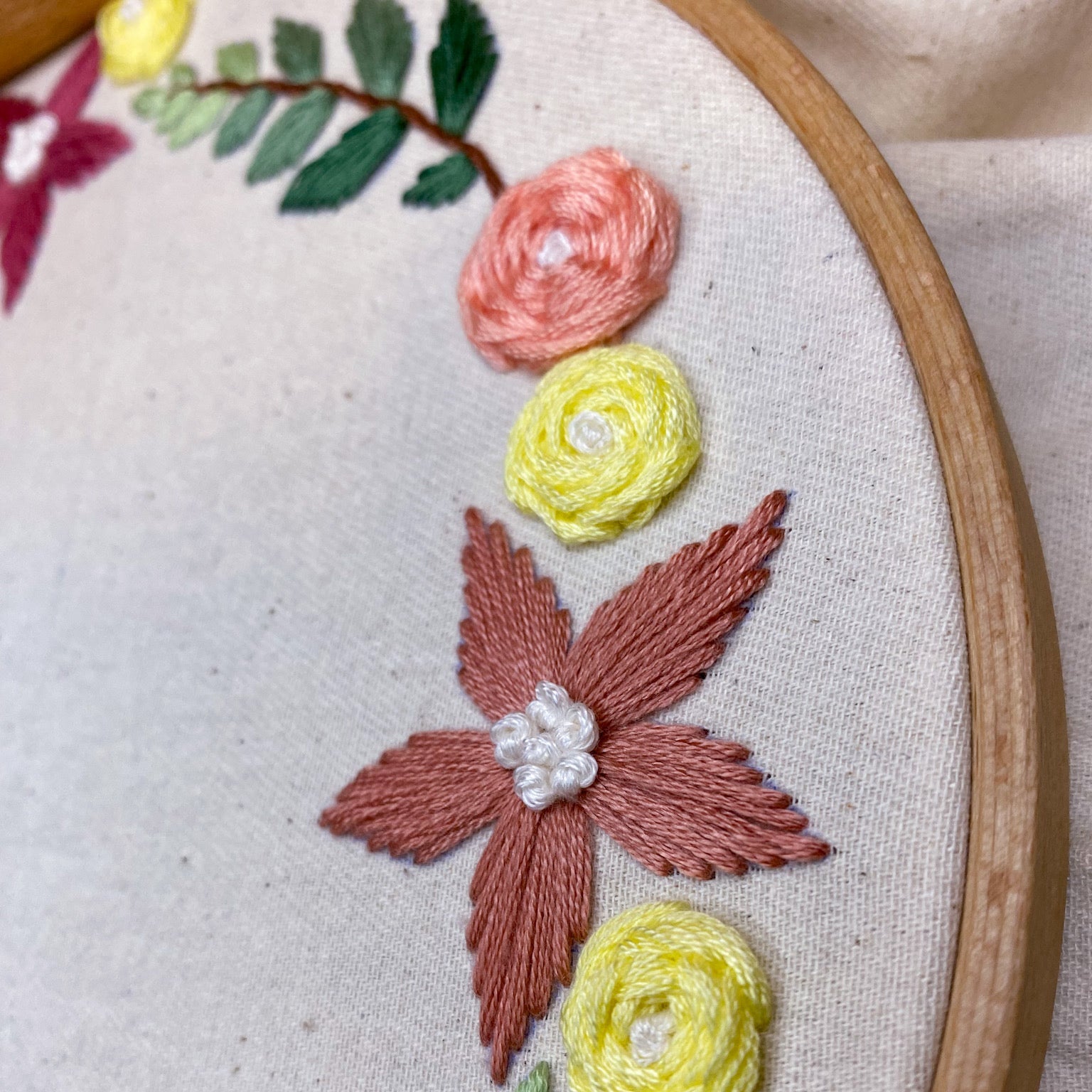 Embroidery for beginners PDF pattern: Lily wreath